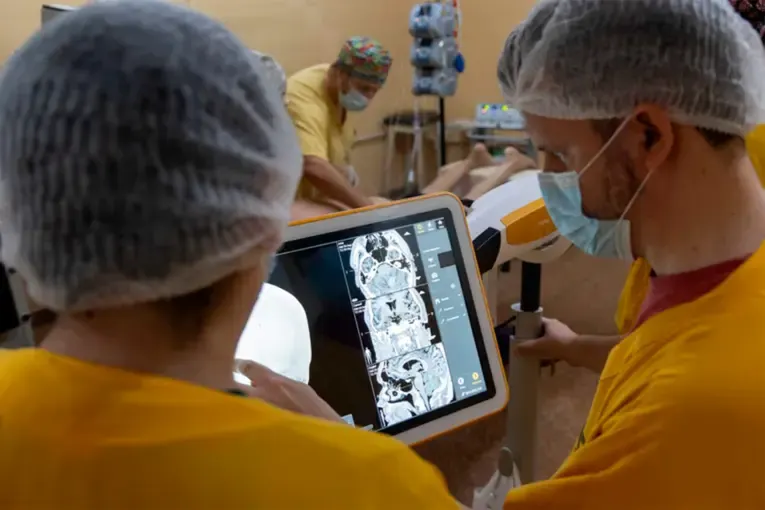 Operaron un tumor cerebral con una tecnología similar al GPS que guía a los cirujanos