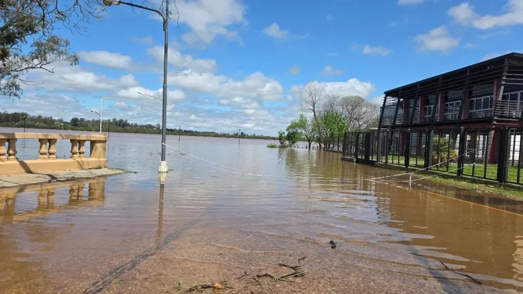Otra vez SOPA !: Se viene otra inundación y el agua ya invade sectores de la Costanera de Concordia