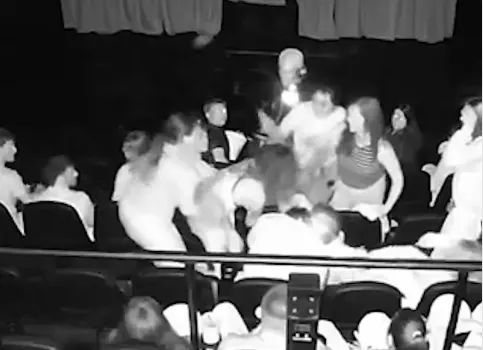 Otro video muestra la violenta pelea en el cine de Paraná