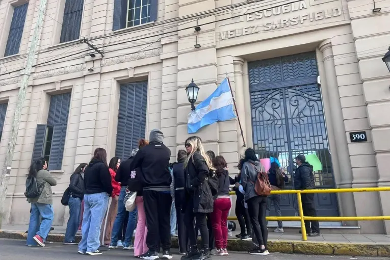 Padres cuestionaron las respuestas de la directora de la escuela Vélez Sarsfield tras la denuncia de abuso a un alumno