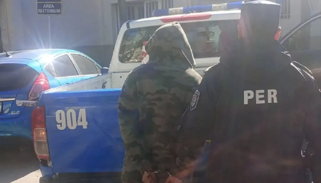 Paraná: le arrebataron la mochila a una joven mientras esperaba el colectivo