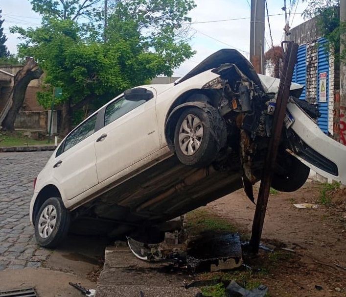 Paraná: Perdió el control del auto y chocó contra una estructura metálica