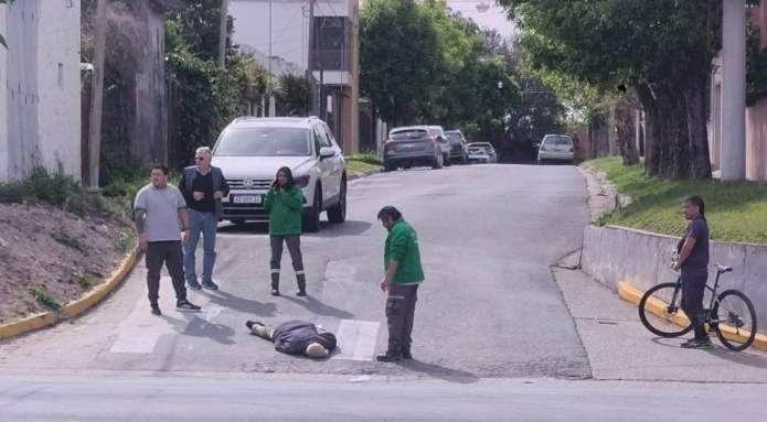 Paraná: un hombre fue hallado tirado en medio de la calle y casi lo pisa una camioneta