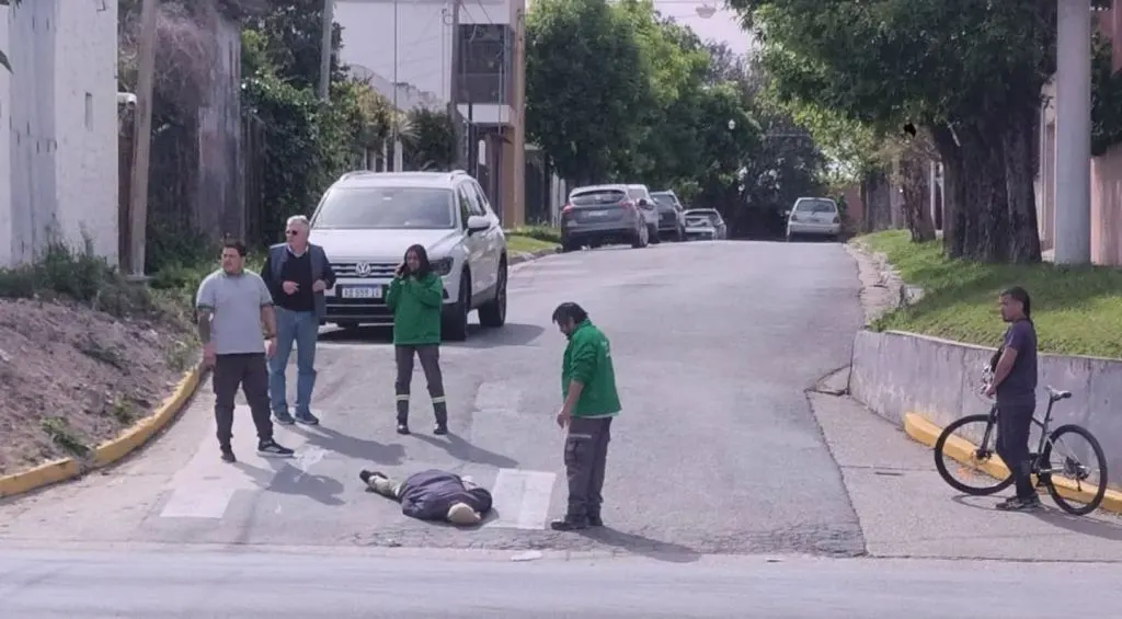 Paraná: un hombre fue hallado tirado en medio de la calle y casi lo pisa una camioneta