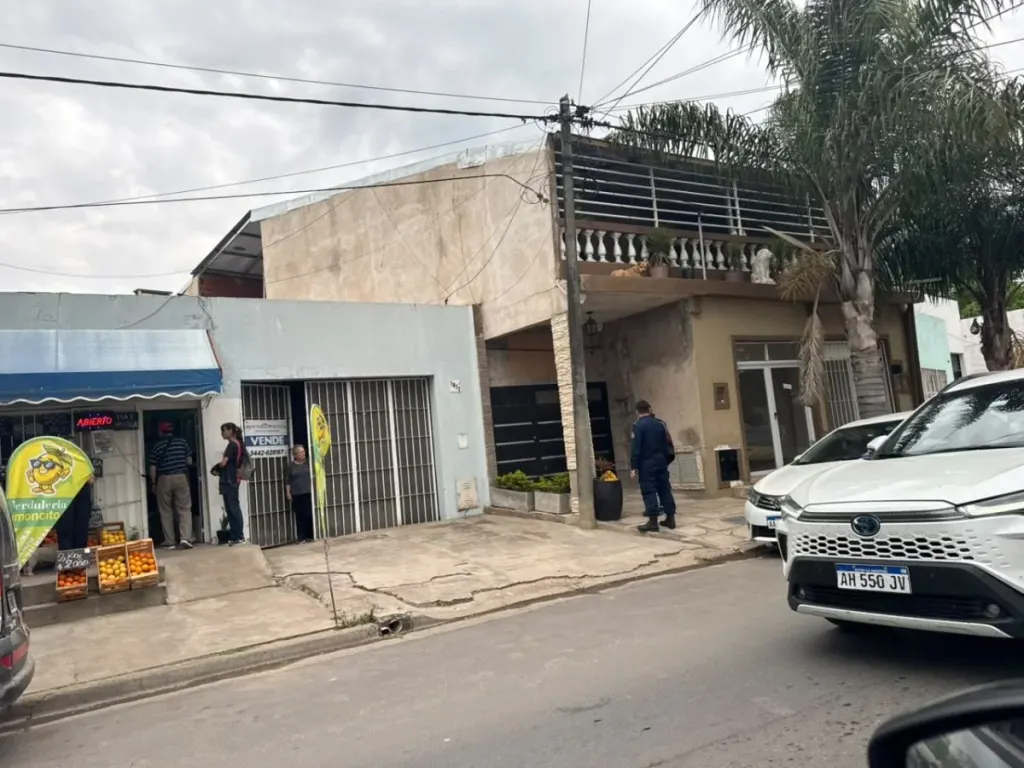 Pelea callejera en avenida Balbín y Lacava: intervinieron vecinos y la Policía