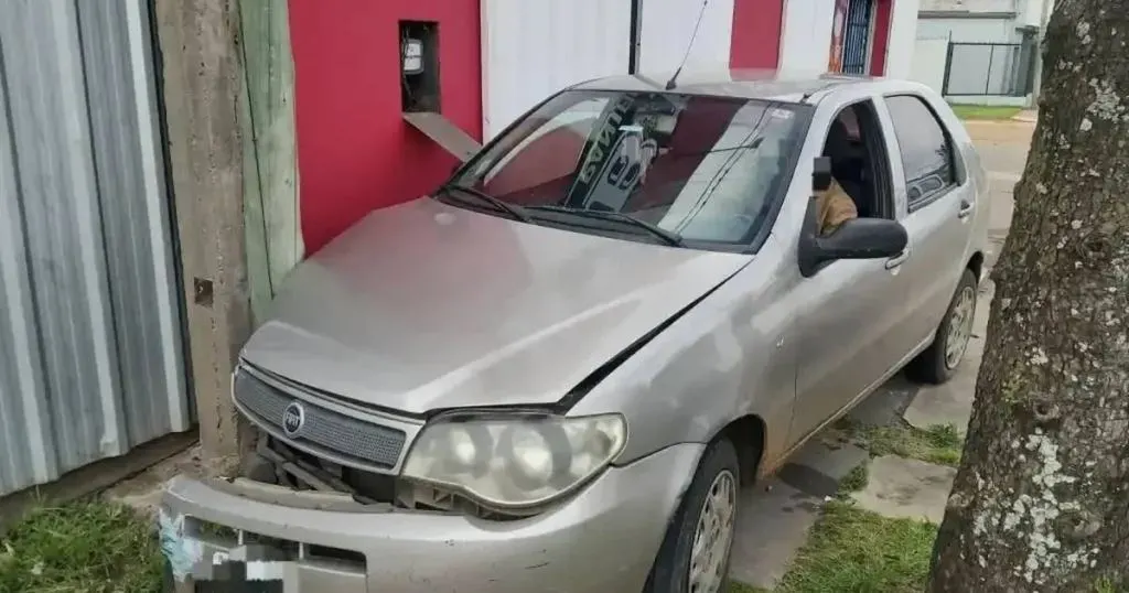 Perdió el control del vehículo tras quedarse dormido, chocó contra una pared y una verdulería: estaba alcoholizado