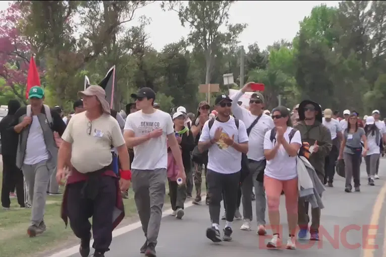 Peregrinos llegaron a Sauce Montrull tras caminar 62 kilómetros: emoción, abrazos y relatos de fe