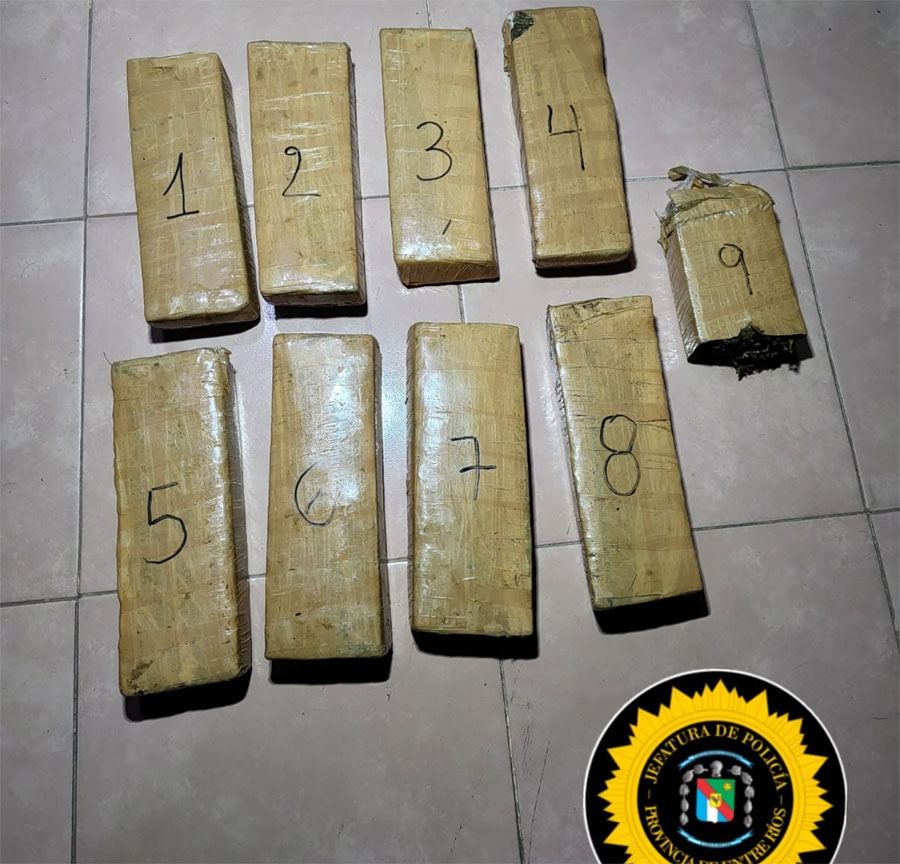 Persecución en Federación: Huían de un control policial sobre la Ruta 44 y arrojaron más de 5 kilos de marihuana a la banquina