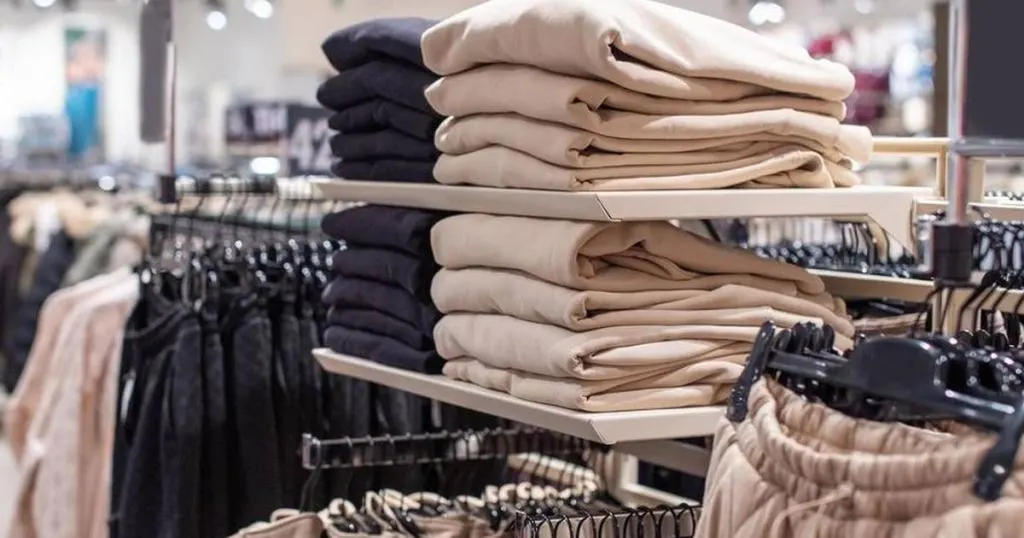 Pese a la leve baja de inflación en dólares, Argentina tiene la ropa y los restaurantes más caros de la región