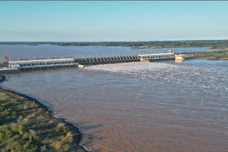 Pese a los vertederos abiertos en Salto Grande el río Uruguay mantiene su tendencia a la baja
