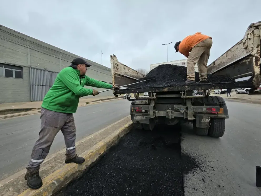 Plan Calle a Calle: la Municipalidad continúa con trabajos de bacheo en distintos sectores de Paraná