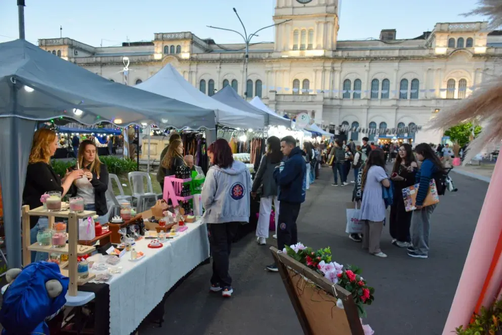 Plaza Mansilla en Paraná fue sede de una concurrida Feria del Día de la Madre de Manos Entrerrianas