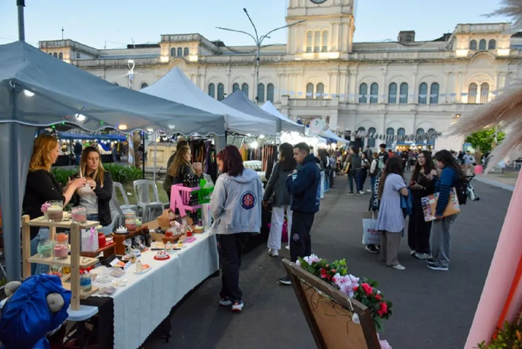 Plaza Mansilla fue sede de una concurrida Feria del Día de la Madre de Manos Entrerrianas
