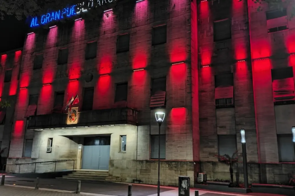 Por el el Día Mundial contra la Polio, la Municipalidad de Concordia se iluminó de rojo