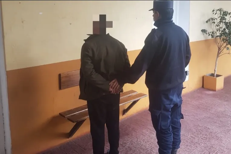 Por una supuesta deuda, un hombre se atrincheró en una vivienda