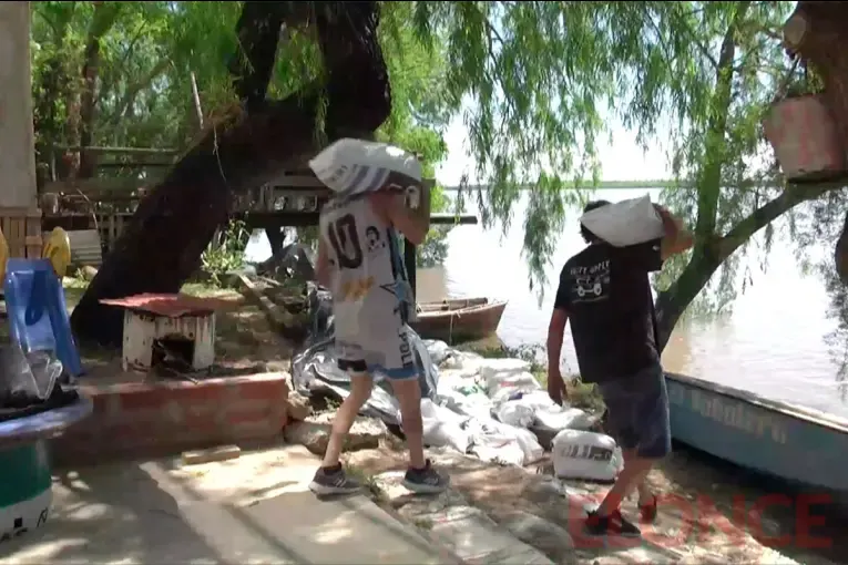 Preocupación en Bajada Grande por el avance del río: vecinos construyen defensas para proteger sus casas