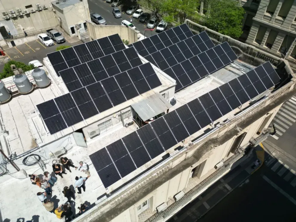 Presentaron los paneles solares que abastecen de energía al edificio del Concejo Deliberante de Paraná