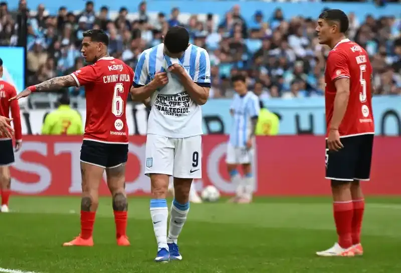 Racing e Independiente empataron 1-1 en un intenso clásico de Avellaneda