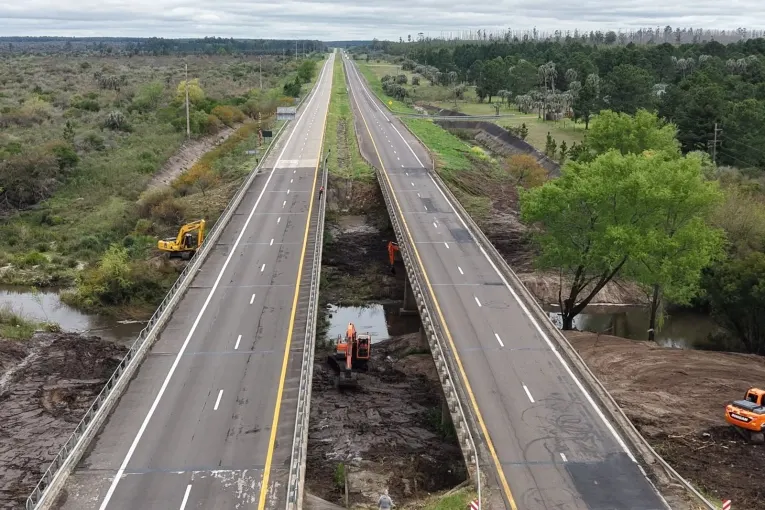 Realizan tareas de limpieza en arroyos y zonas de puentes de la Ruta Nacional 14