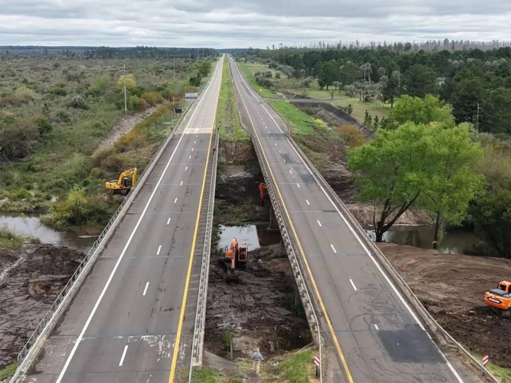 Realizan trabajos de mantenimiento y repavimentación en la Ruta Nacional 14