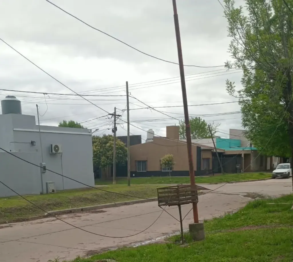 Reclaman por cables colgando y un poste a punto de caer en calle Mitre