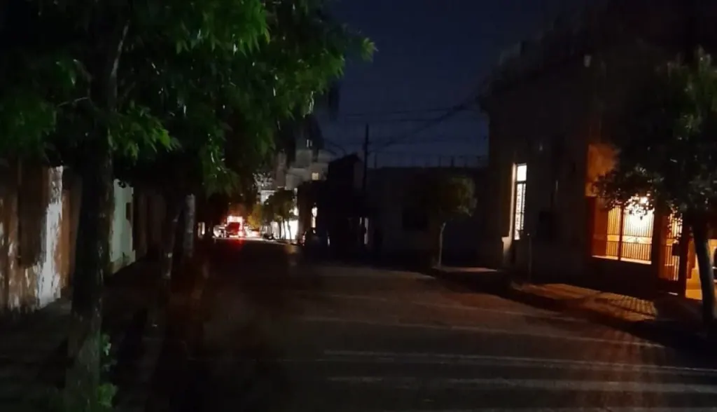 Reclaman por la falta de iluminación en calle Mitre, desde Perú hasta Supremo Entrerriano