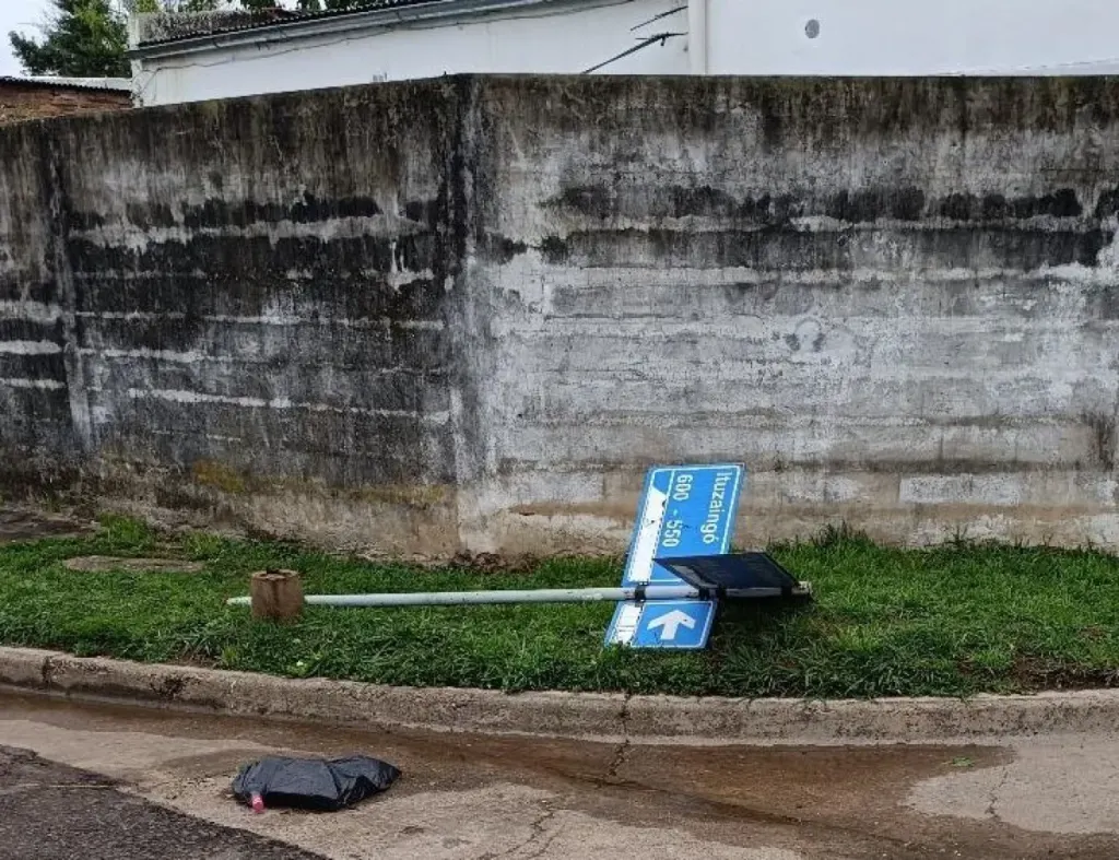 Reclaman por un cartel caído en calle Ituzaingó al 600