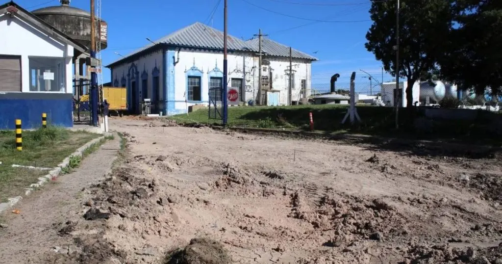 Reconstruyen con nuevo pavimento el ingreso al predio de Obras Sanitarias