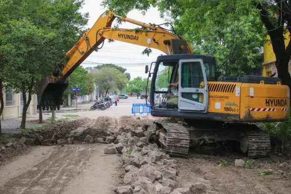 Reconstruyen un tramo de la calle Alem con adoquines de pórfido y una base preparada para las crecidas