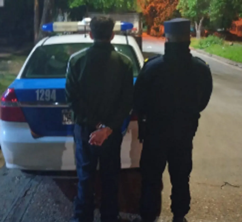 Remisero fue abordado por dos hombres con un arma de fuego. Un detenido