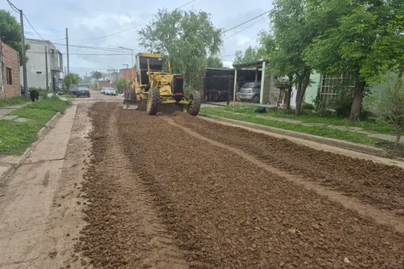 Repasan y mejoran calles de los barrios Hipódromo y la zona de ruta 136