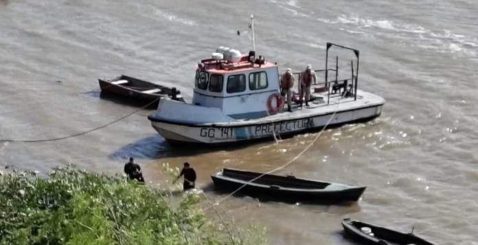 Rescatan con vida a un hombre desaparecido en el Río Paraná: buscan a otras dos personas