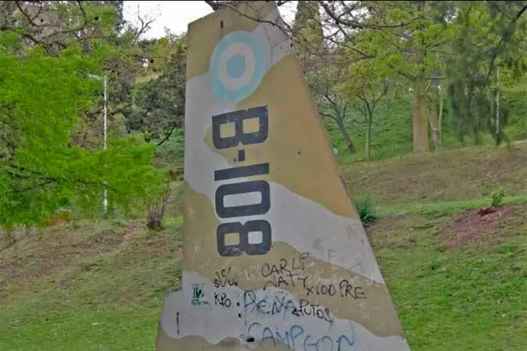 Restaurarán el ala de un avión Canberra que estaba en el Parque Urquiza como homenaje a Malvinas