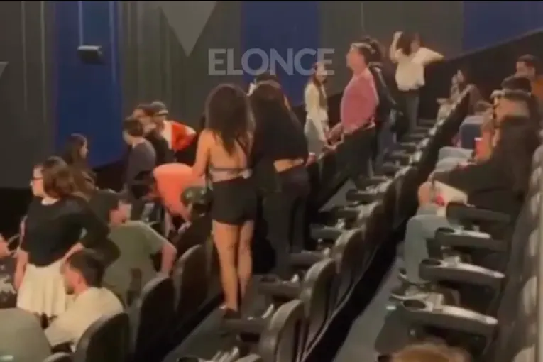 Revelaron que la pelea en el cine fue por una butaca: qué dice la ley sobre el uso del gas pimienta