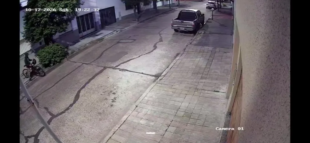 Robaron un casco de una moto en Concepción del Uruguay y quedó registrado en cámaras
