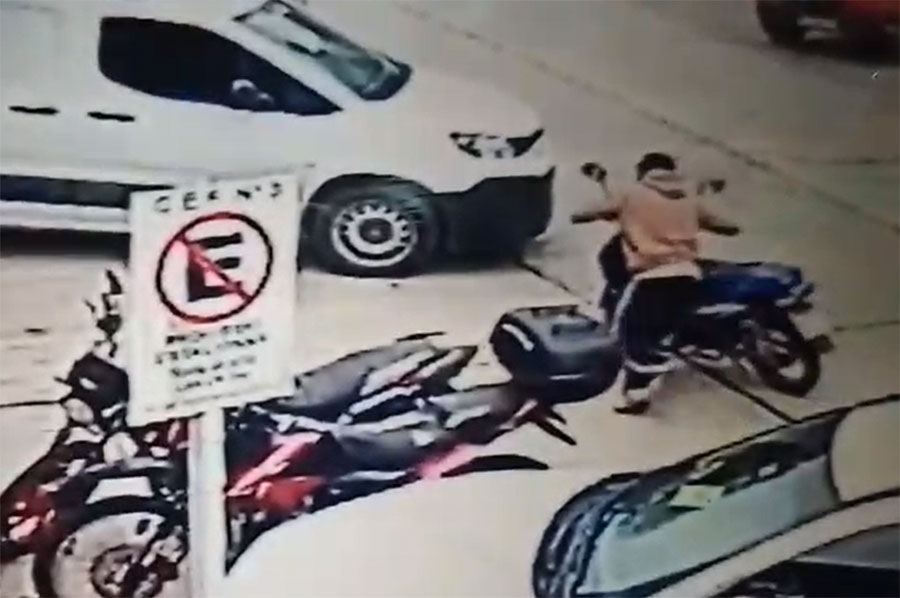 Robaron una moto estacionada frente al CEF N.º 3 en Concepción del Uruguay (VER VIDEO)