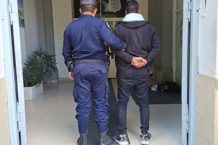 Robaron una rueda de auxilio de un auto, pero localizaron al ladrón justo cuando la vendía