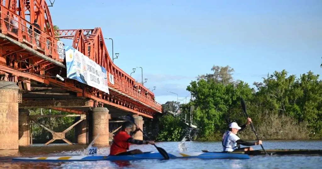 Roberto «Tito» Palacios se colgó la medalla de plata en el arranque del Mundial de Canotaje en Gualeguaychú