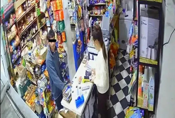 Robo en un kiosco frente al Hospital Centenario: las cámaras registraron todo