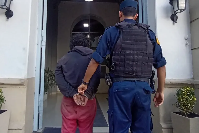 Robó un celular de una despensa y fue detenido a pocas cuadras del lugar