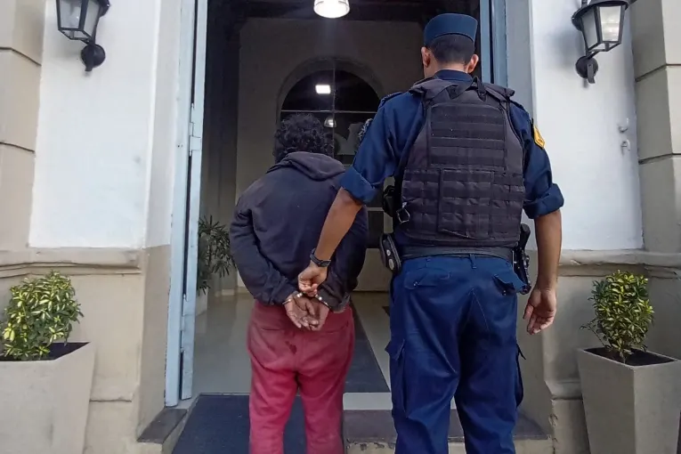 Robó un celular de una despensa y fue detenido a pocas cuadras