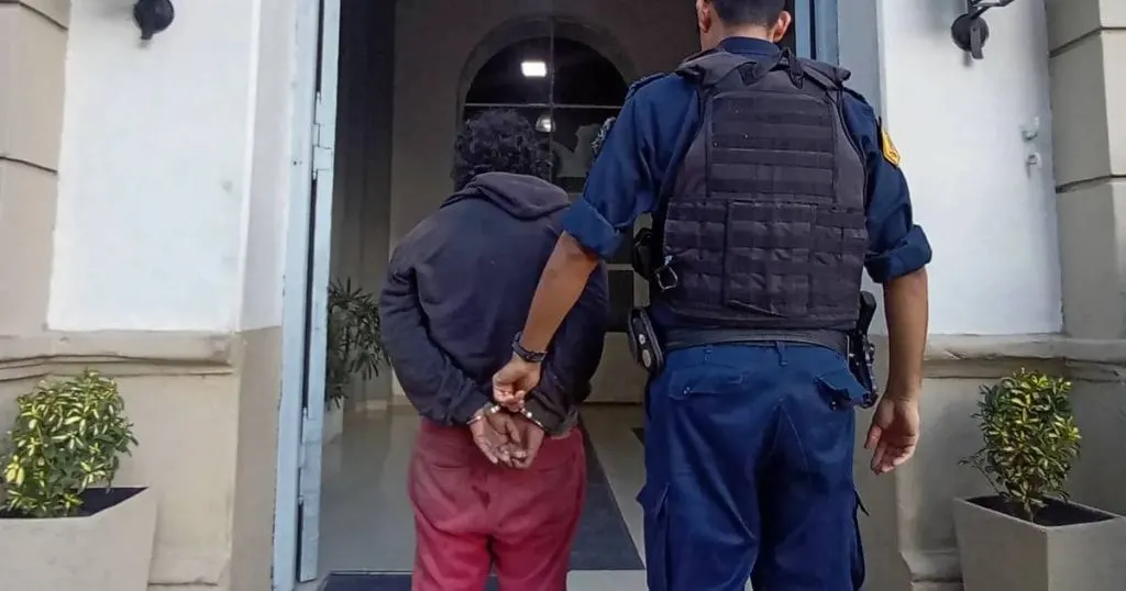 Robó un celular en una despensa y poco después lo atrapó la Policía