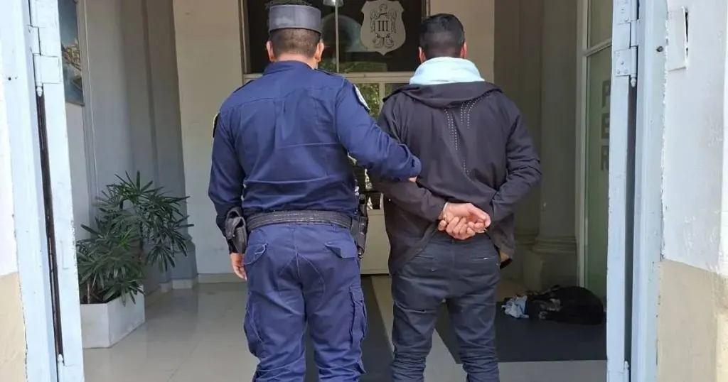 Robó una rueda de auxilio, intentó venderla en la calle y lo atrapó la Policía