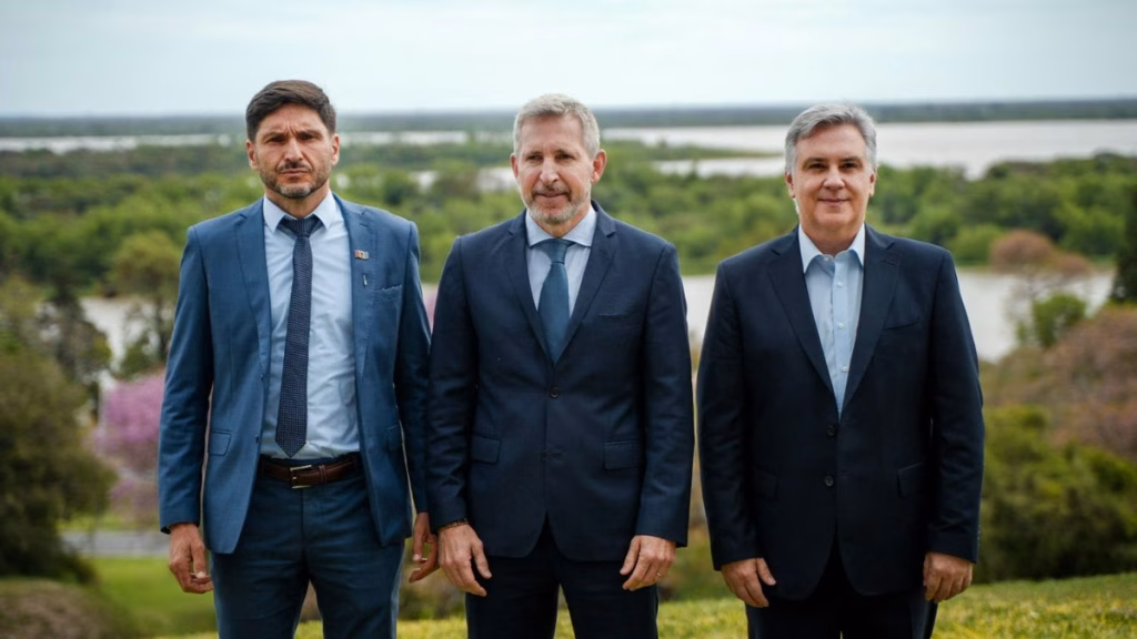 Rogelio Frigerio, Maximiliano Pullaro y Martín Llaryora se reunieron en Paraná y advirtieron al Gobierno por la situación social