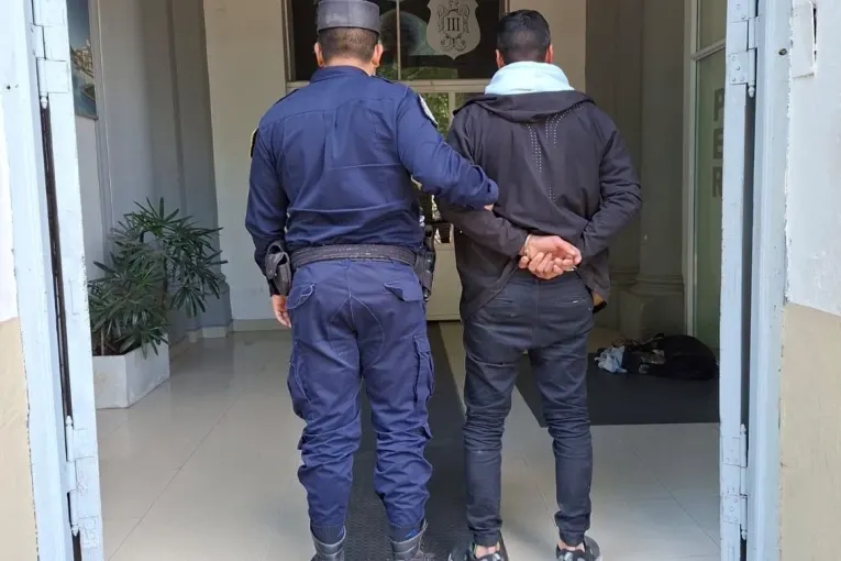 Rompió el vidrio de un auto para robar una rueda de auxilio y fue detenido cuando intentaba venderla