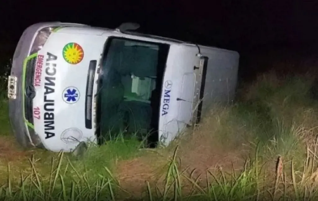 Ruta 12: Ambulancia del Hospital de Santa Elena volcó con cuatro ocupantes