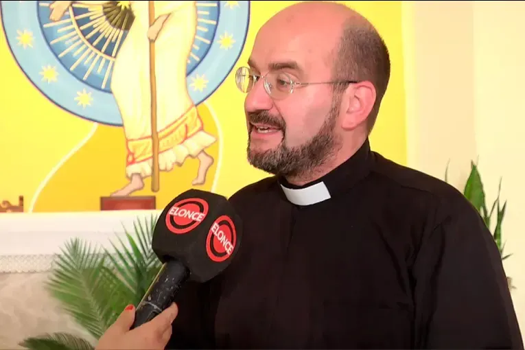 Sacerdote denunció que fue estafado con la compra de camisetas de Argentina
