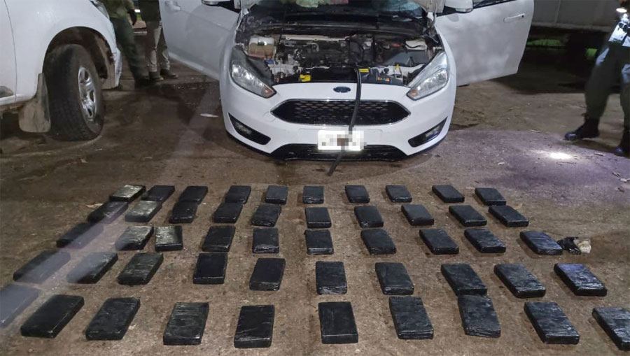 Salta, Tucumán y Jujuy: El hallazgo de 53 kilos de cocaína acondicionados en el torpedo de un auto derivó en la detención de dos hombres y en cuatro allanamientos
