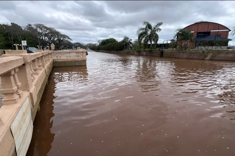 Salto Grande actualizó las previsiones del río Uruguay y remarcó una suba del embalse