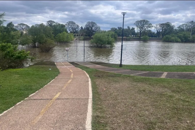 Salto Grande anticipó que el río Uruguay volverá a subir manteniéndose lejos de los niveles de alerta
